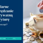 ręka wrzucająca monetę do złotej świnki skarbonki