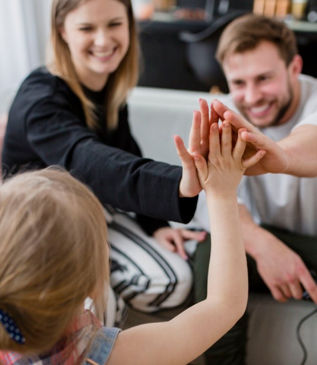 rodzice z dzieckiem w salonie mieszkania