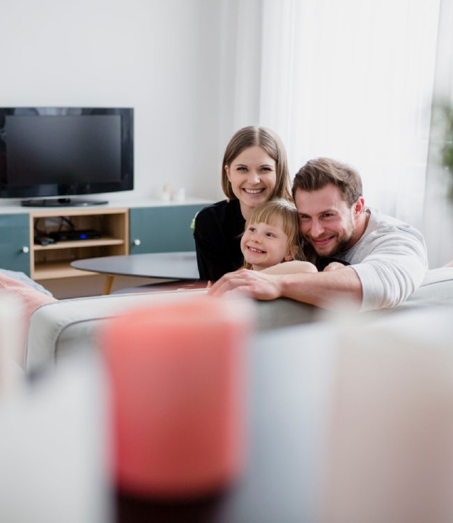 rodzice z dzieckiem w salonie mieszkania
