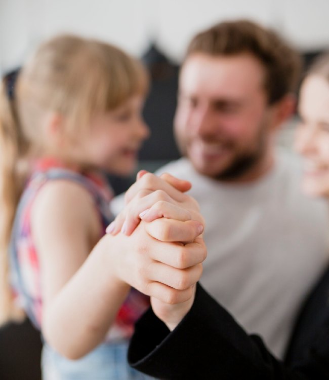 rodzice z dzieckiem się przytulają