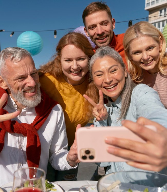 grupa przyjaciół w dojrzałym wieku robi selfie