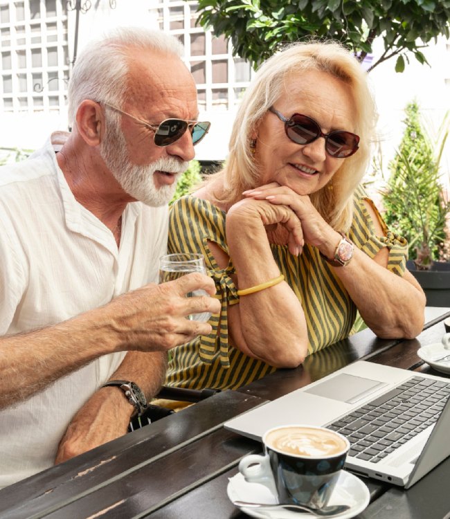 para seniorów przegląda informacje na laptopie