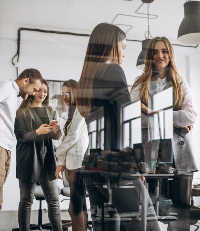 zespół firmy podczas przerwy w biurze