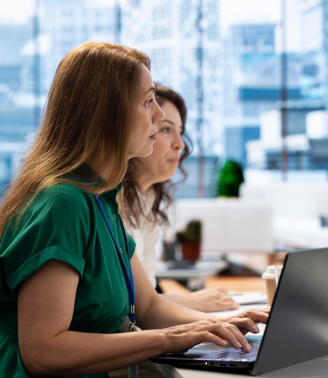 dwie kobiety podczas pracy biurowej na laptopie