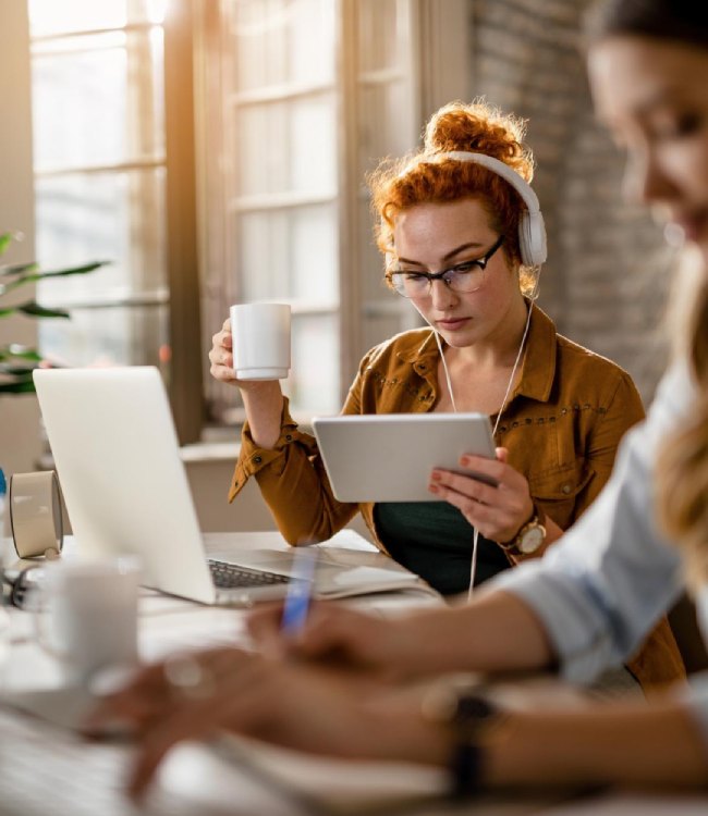 pracownik biurowy podczas pracy w biurze