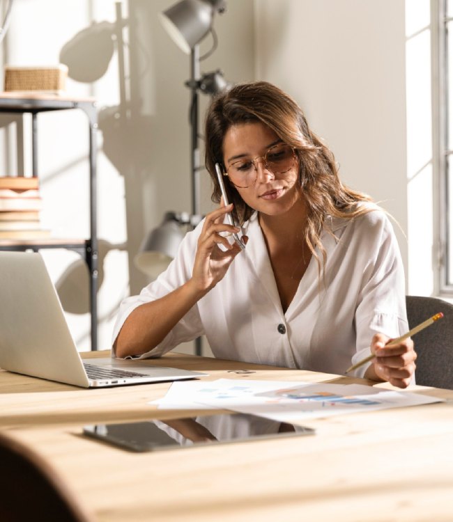 kobieta przedsiębiorca pracujący w biurze