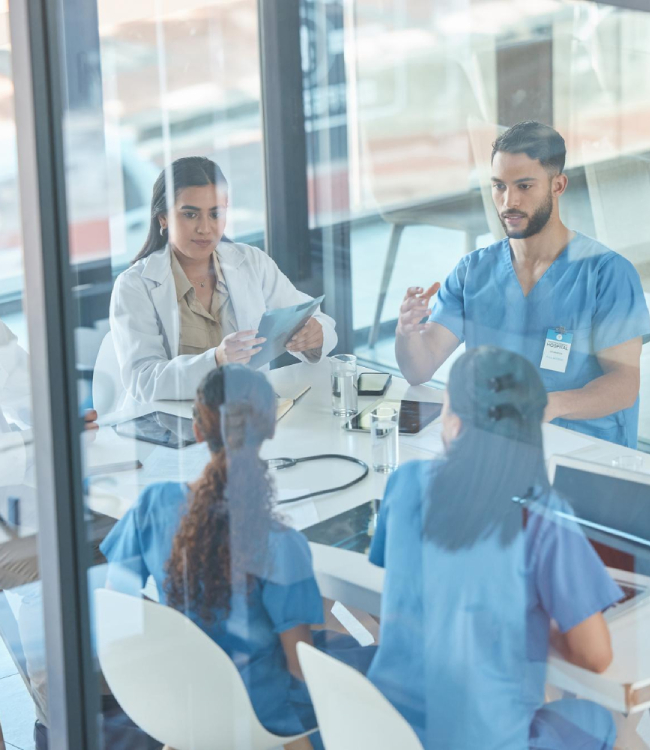 grupa specjalistów medycznych omawia problem w sali konferencyjnej