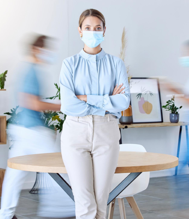 młoda lekarka w prywatnym gabinecie patrzy w kamerę opierając się o stolik