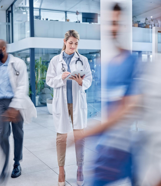 młoda lekarka sprawdza listę zadań we wnętrzu nowoczesnej kliniki na tle rozmytego tłumu