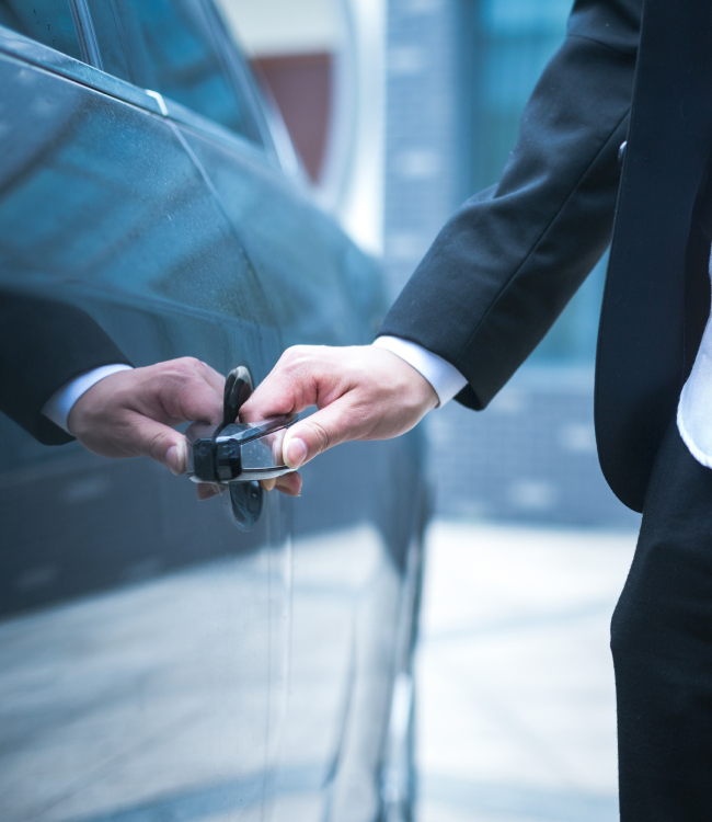 Biznesmen otwierający drzwi samochodu