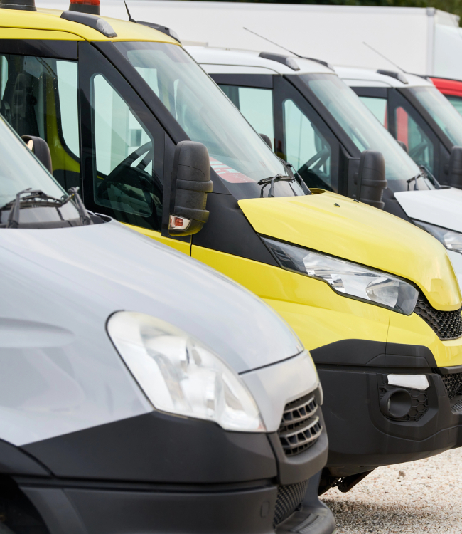 samochody dostawcze w rzędzie