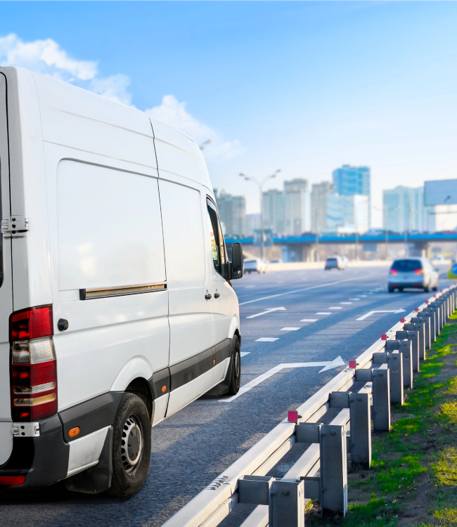 samochód dostawczy na autostradzie
