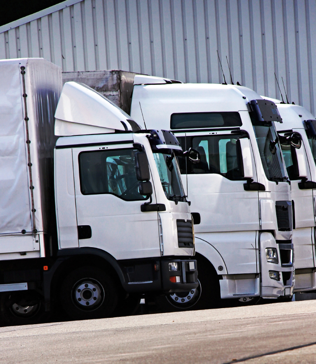 samochody ciężarowe przez magazynem